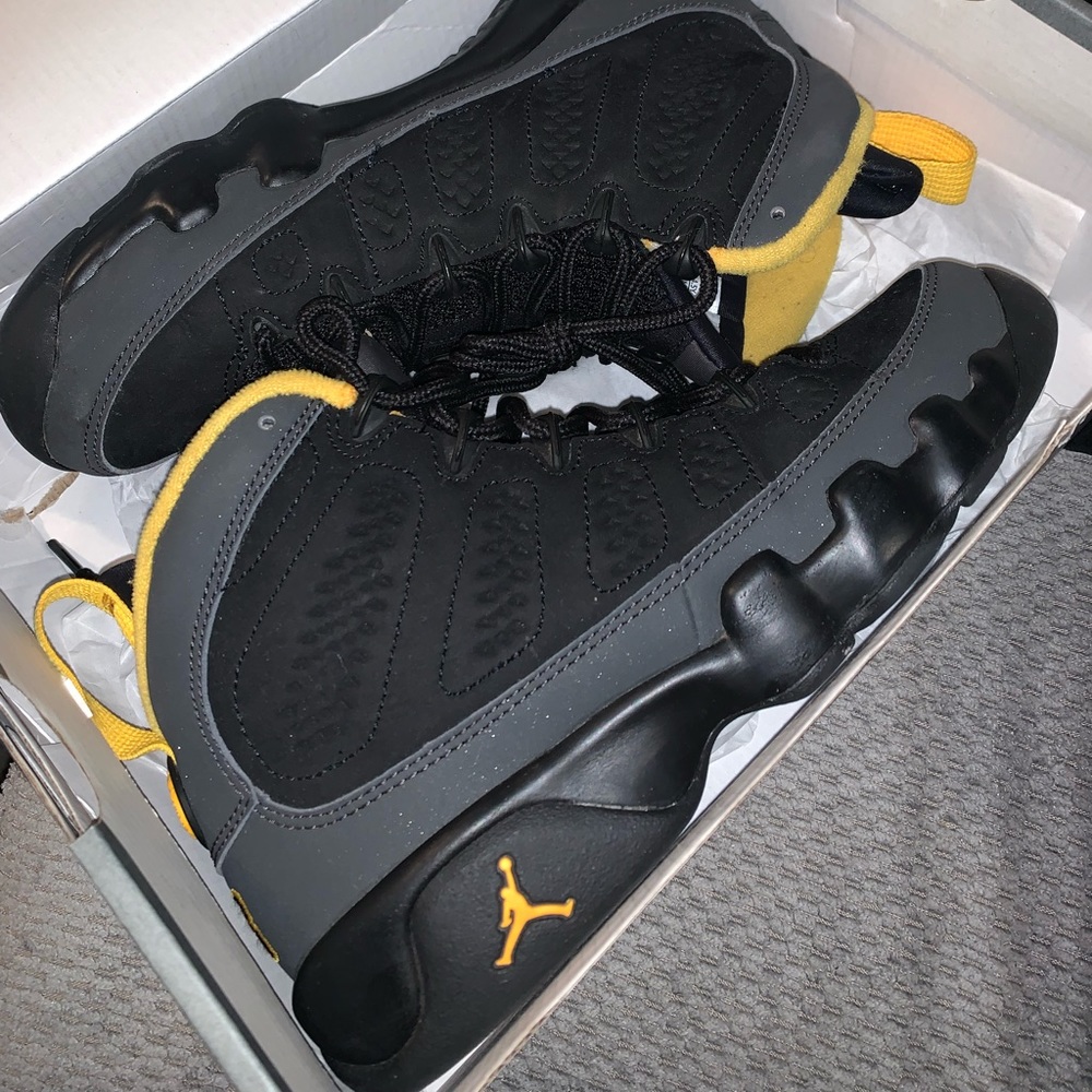 Air Jordan Retro 9 Black/University Gold. Grade school sz 4.5